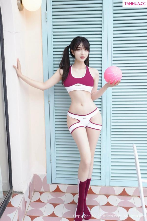 白露小猪  [XiuRen]高清写真图 2025.05.30 No.10350 白露lulu 深色运动服第37张图片